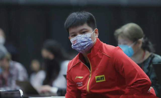 片子《破冰》是一部反映体育人历尽艰辛寻求奥运胡想的献礼片，讲述了一个下层锻练数十年如一日地发掘培育速滑人材的真实故事。矿工身世的孟庆余在新建矿井下当了五年采煤工人，在此时代他把对速滑的快乐喜爱升华为所钟爱的事业。在任锻练、体工队长的22年间，孟庆余发现世界唯一无二的练习用具、立异了练习方式，吃尽了练习和糊口的百般苦，培育出了很多优异的速滑人材。